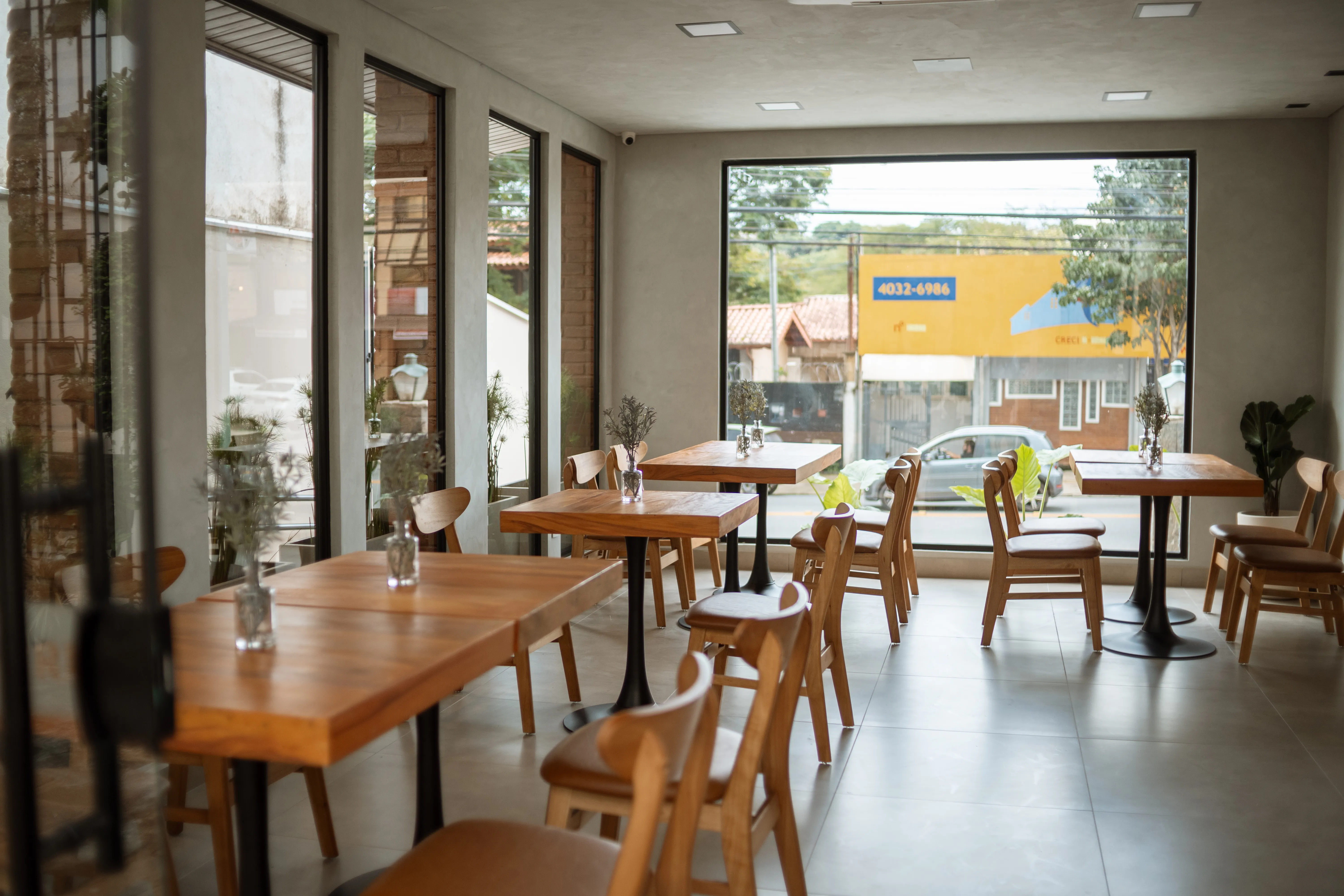 Interior da Casa Petri com mesas postas e vista para a rua