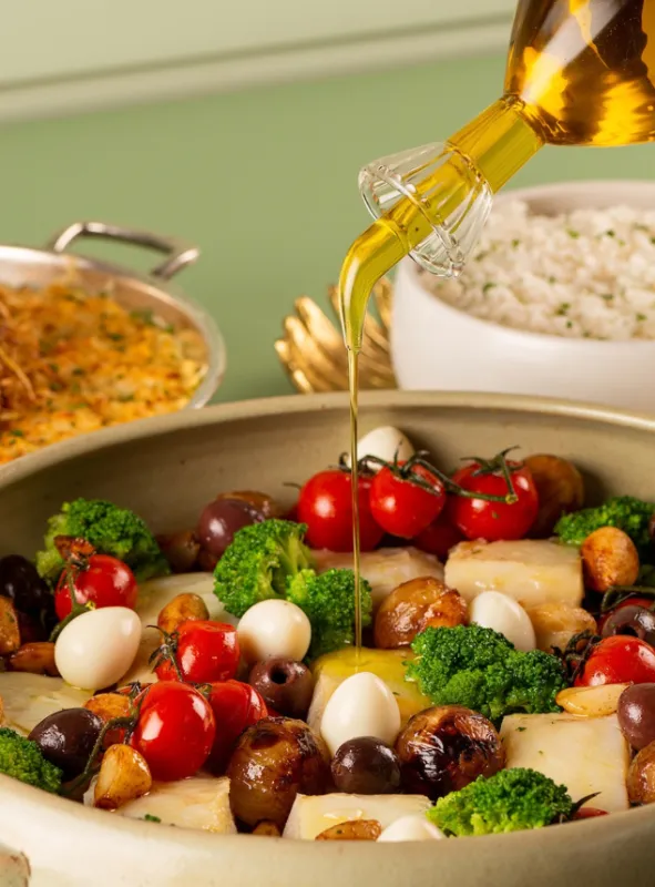 Bacalhau com tomates, azeitonas e legumes, prato de Páscoa da Casa Petri