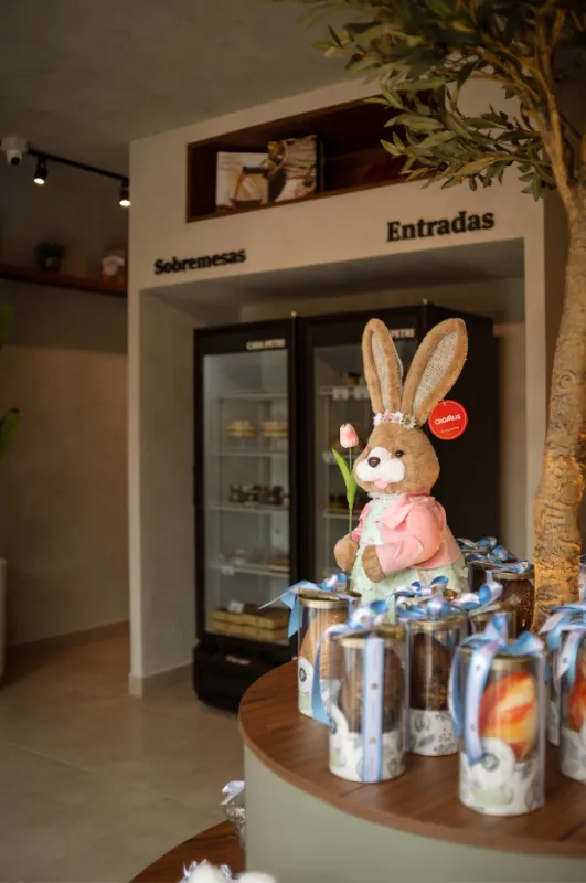 Interior da Casa Petri com decoração de Páscoa e sinalização de Entradas