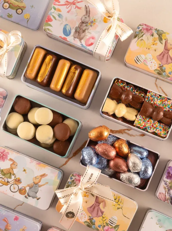 Presentes de Páscoa da Casa Petri em latas decoradas com chocolates e ovos