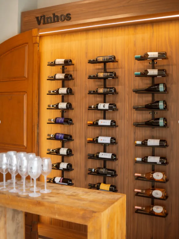 Adega de vinhos da Casa Petri com taças dispostas no balcão